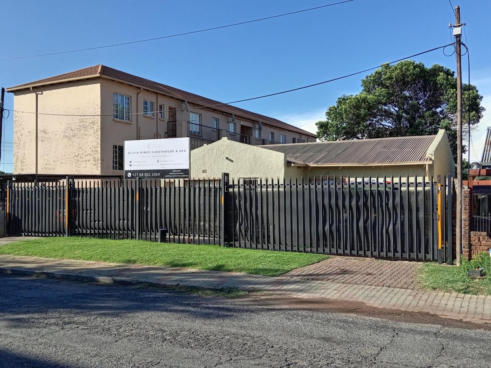 Olivia Pines Guesthouse Krugersdorp Exteriör bild
